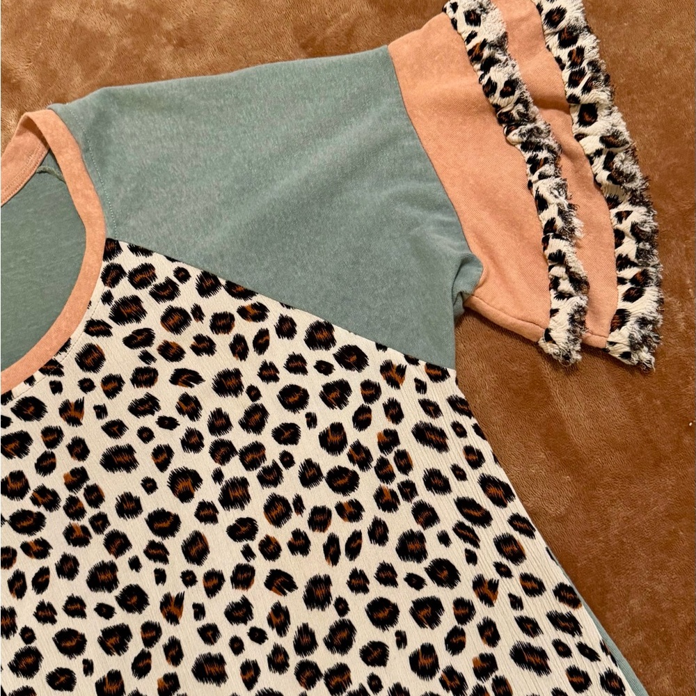 Umgee Green and Tan Leopard Print Blouse Large